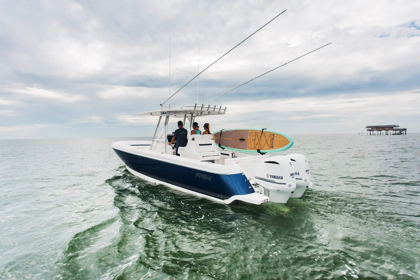 INTREPID 327-I CENTER CONSOLE