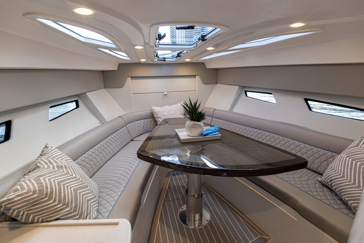 INTREPID 345 VALOR CABIN INTREPID 345 VALOR CABIN