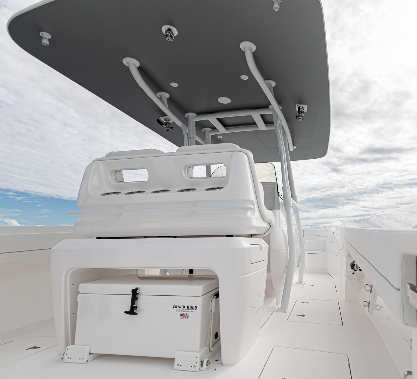 INTREPID 327-I CENTER CONSOLE HELM