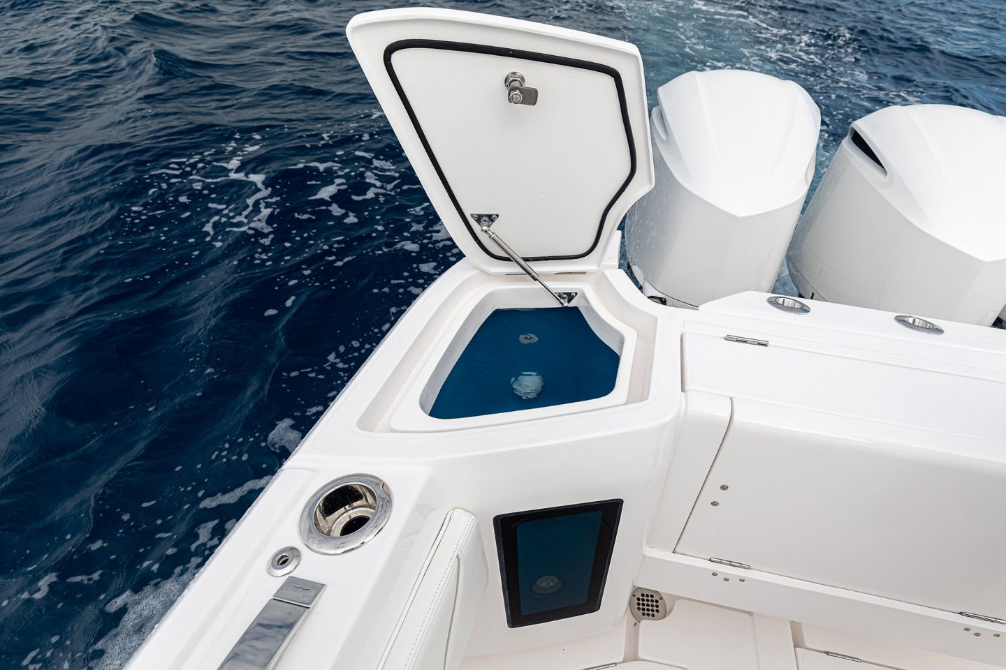 INTREPID 327-I CENTER CONSOLE LIVE WELL